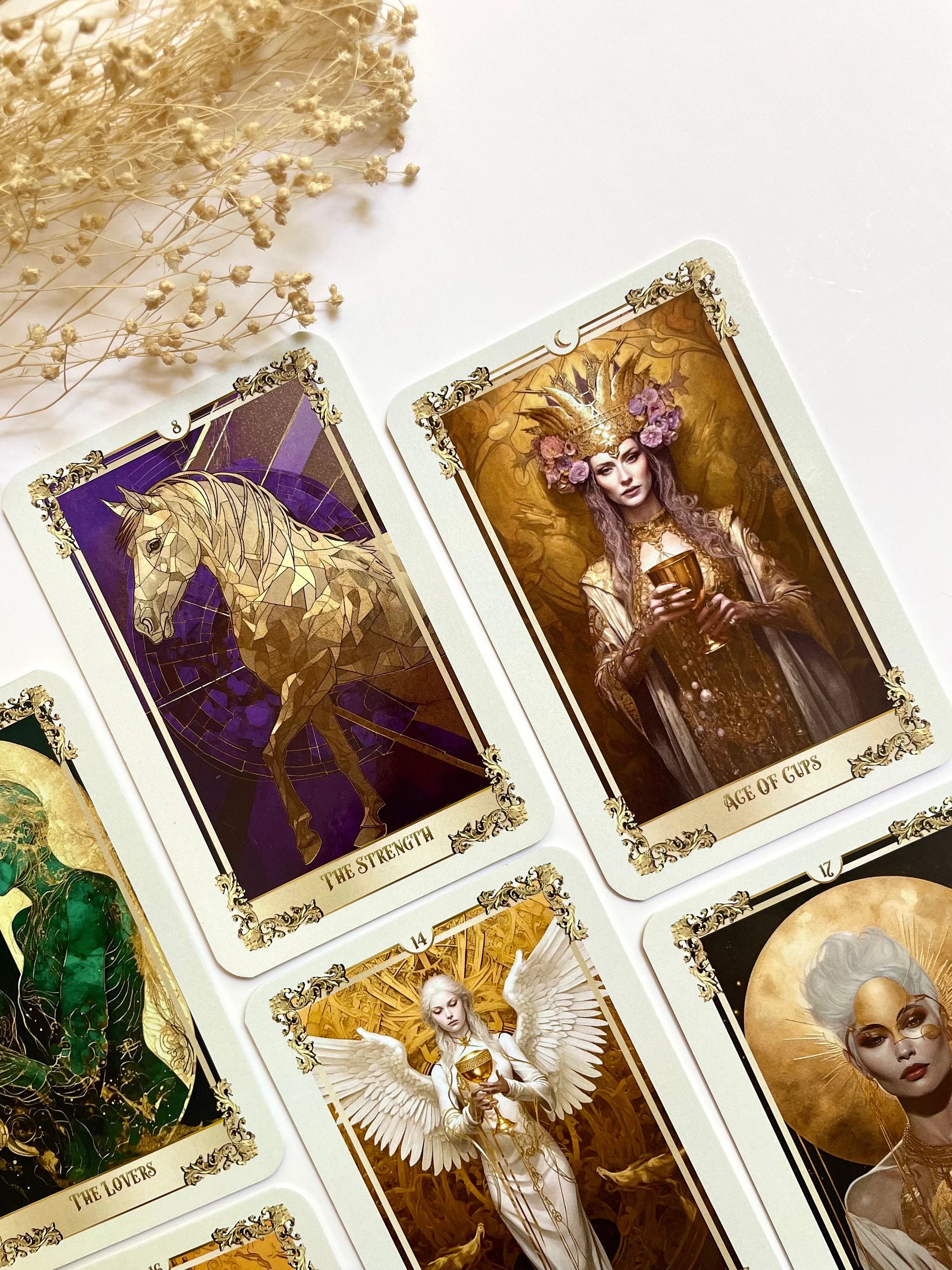 Child of the Moon Tarot Deck: 78 Gold & White Cards with Guidebook