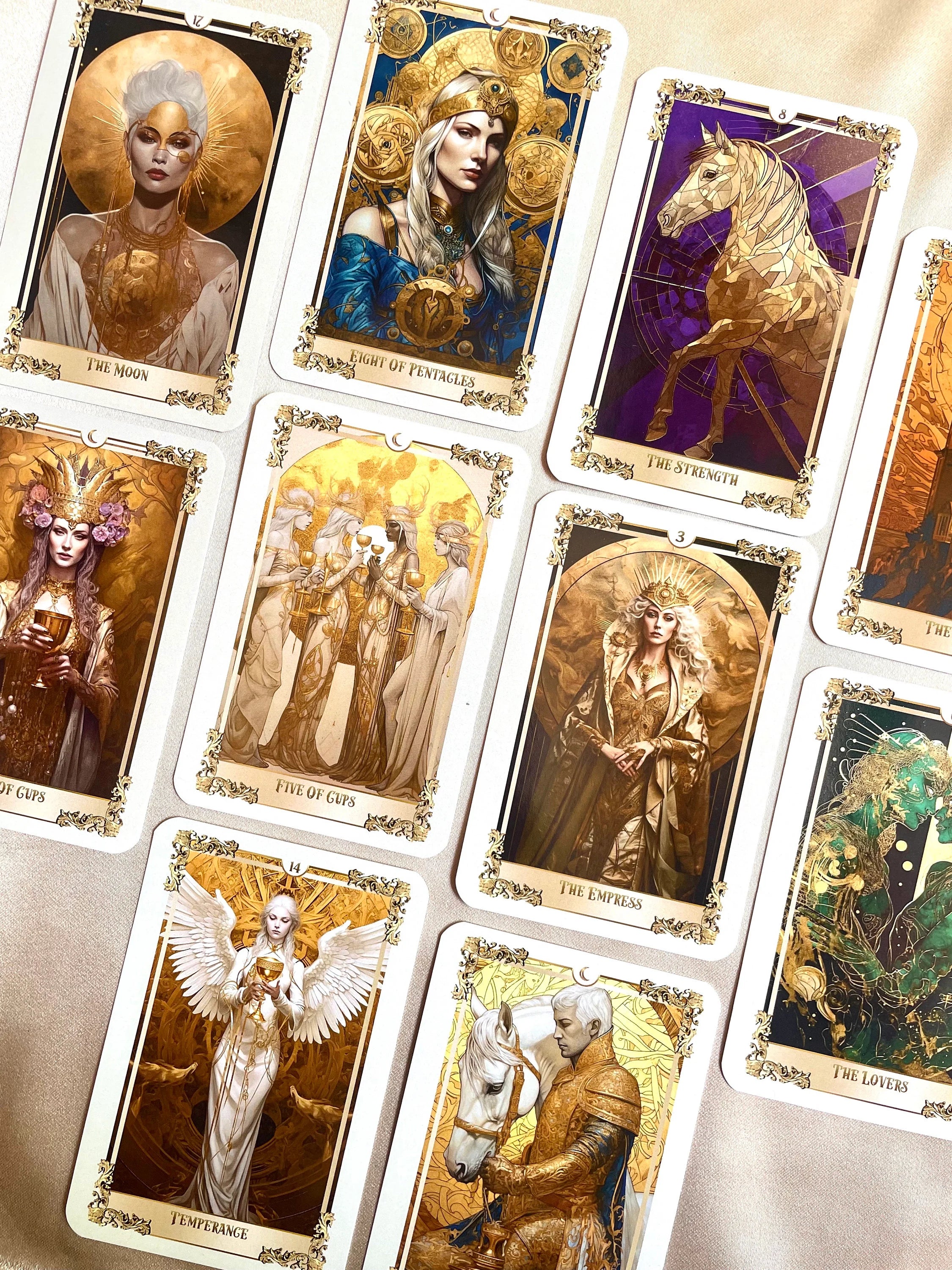 Child of the Moon Tarot Deck: 78 Gold & White Cards with Guidebook