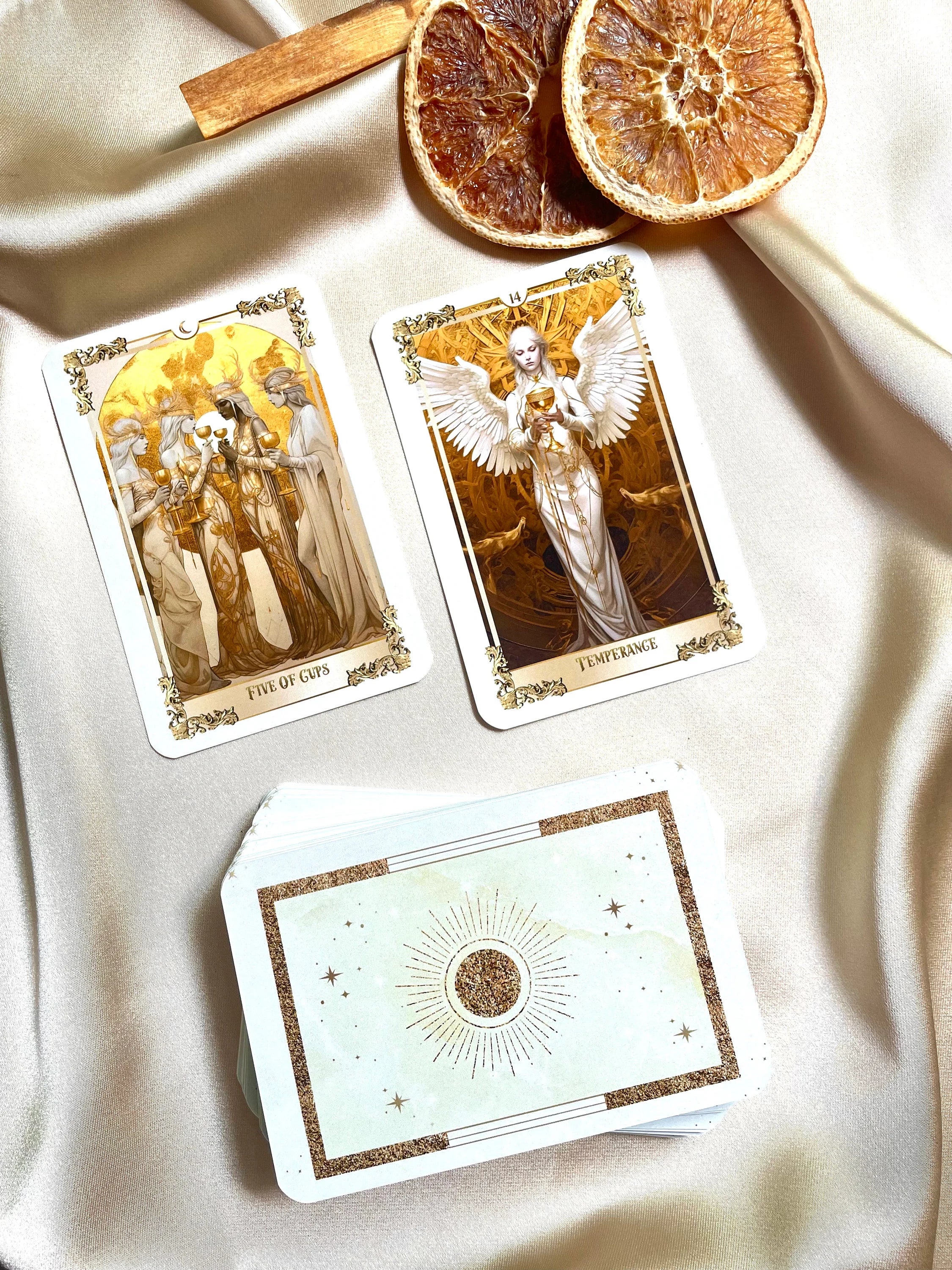 Child of the Moon Tarot Deck: 78 Gold & White Cards with Guidebook