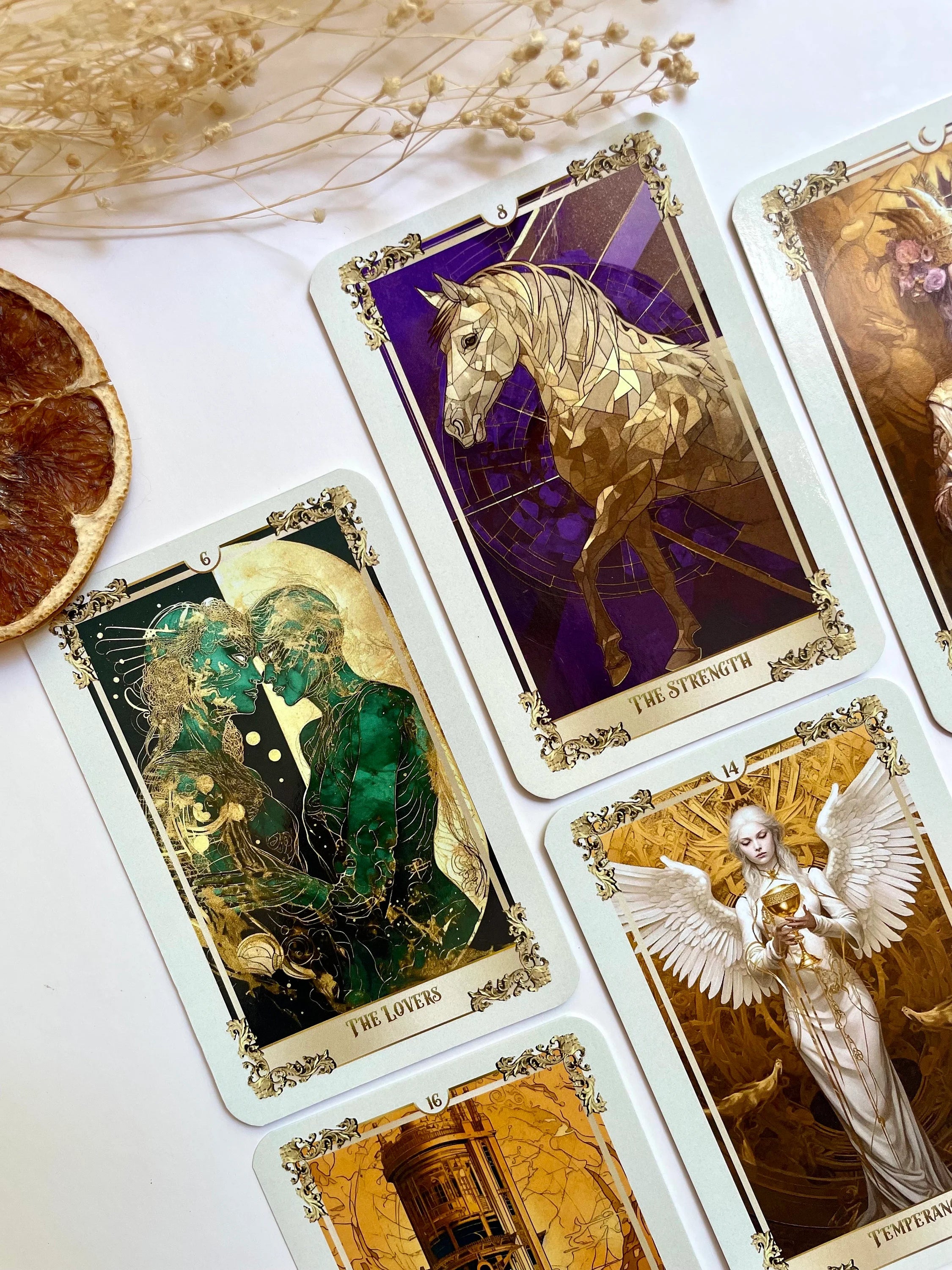 Child of the Moon Tarot Deck: 78 Gold & White Cards with Guidebook